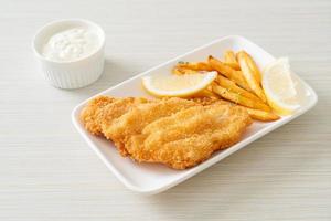 fish and chips - filetto di pesce fritto con chips di patate foto