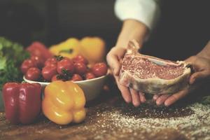 capocuoco Tenere succoso fetta di crudo bistecca foto