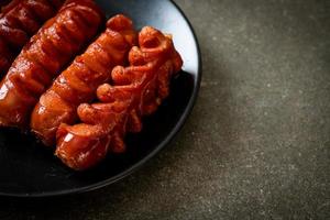 Spiedino di salsiccia fritta alla piastra foto