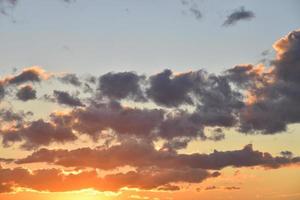 esplosivo succoso rosso e blu sera tramonto. bellissimo tramonto paesaggio con colorato nuvole. foto
