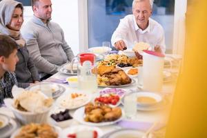 moderno multietnico musulmano famiglia avendo un' Ramadan festa foto