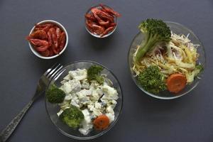 delizioso insalata nel un' bicchiere insalata ciotola e rosso gamberetto su un' nero sfondo. delizioso prima colazione di insalata e gamberetto. foto