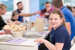 eid mubarak islamico famiglia avere iftar cena durante Ramadan fest foto