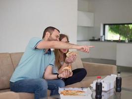 coppia mangiare Pizza nel loro lusso casa villa foto