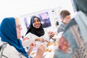 nero moderno musulmano donna godendo iftar cena con famiglia foto