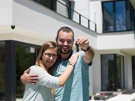 coppia abbracciare nel davanti di nuovo lusso casa foto