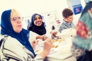 nero moderno musulmano donna godendo iftar cena con famiglia foto