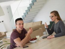 coppia godendo mattina caffè e fragole foto