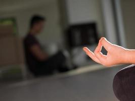 giovane donna fare mattina yoga esercizi foto