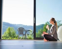 giovane donna fare mattina yoga esercizi foto