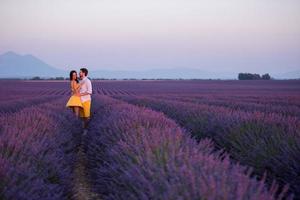 coppia nel campo di lavanda foto