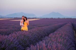 coppia nel campo di lavanda foto