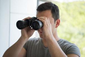 uomo con il binocolo foto