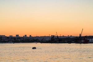 atterraggio palcoscenico su d'oro corno baia nel Istanbul foto