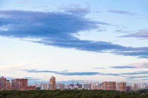 blu cielo con buio nuvole al di sopra di città nel estate crepuscolo foto