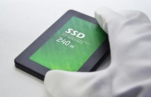 ssd difficile unità siamo popolare queste giorni. perché esso lavori veloce, ssd su un' bianca sfondo foto