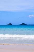 bellissimo sorprendente oro colorato sabbioso spiaggia con morbido onde isolato con soleggiato blu cielo. concetto di tropicale calma turismo idea, copia spazio, vicino su