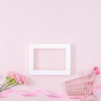 La madre di giorno, San Valentino giorno sfondo design concetto, bellissimo rosa garofano fiore mazzo su pastello rosa tavolo, superiore Visualizza, piatto posizione, copia spazio. foto