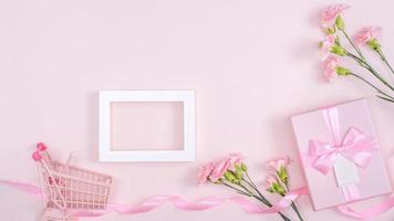 La madre di giorno, San Valentino giorno sfondo design concetto, bellissimo rosa garofano fiore mazzo su pastello rosa tavolo, superiore Visualizza, piatto posizione, copia spazio. foto