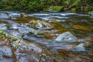 vista dell'acqua che scorre veloce nel fiume East Lyn foto