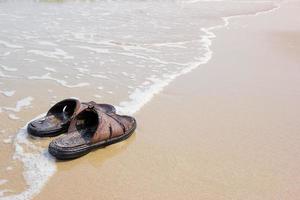 vecchio sandali su il spiaggia foto