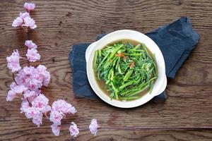 agitare fritte acqua spinaci o pak boong fai daeng su bianca piatto foto