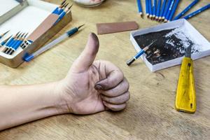 sporco mano di un' donna con pollici su foto