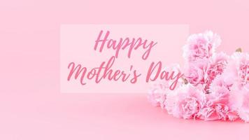 La madre di giorno vacanza regalo design concetto, rosa garofano fiore mazzo con avvolto scatola isolato su leggero rosa sfondo, copia spazio. foto