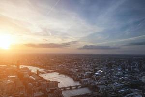 vista aerea della città di Londra sullo skyline con cielo drammatico foto