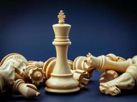 il concetto di scacchi salva il re e salva la strategia. foto