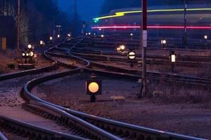 stazione ferroviaria di notte