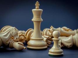 il concetto di scacchi salva il re e salva la strategia. foto