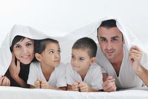 contento giovane famiglia nel loro Camera da letto foto