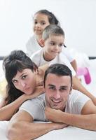 contento giovane famiglia nel loro Camera da letto foto