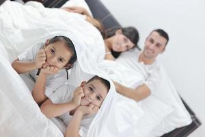 contento giovane famiglia nel loro Camera da letto foto