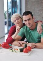 giovane coppia avere divertimento nel moderno cucina foto