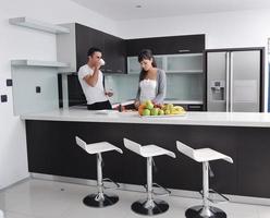 giovane coppia avere divertimento nel moderno cucina foto