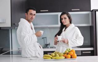 giovane coppia avere divertimento nel moderno cucina foto