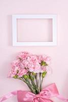 La madre di giorno, San Valentino giorno sfondo design concetto, bellissimo rosa garofano fiore mazzo su pastello rosa tavolo, superiore Visualizza, piatto posizione, copia spazio. foto
