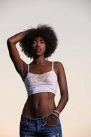 giovane nero donna nel natura foto