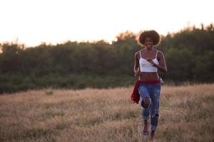 giovane nero donna nel natura foto