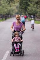 mamma con passeggino che fa jogging foto