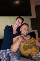giovane bello coppia abbracciare su il divano foto