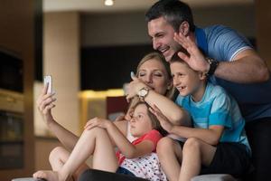 famiglia avendo divertimento a casa foto