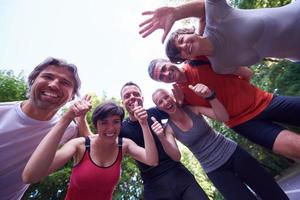 il gruppo di persone che fa jogging si diverte foto