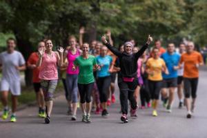 musulmano donna con sua corridori squadra jogging foto