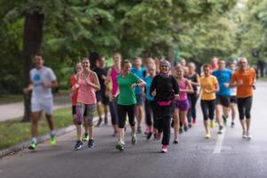 musulmano donna con sua corridori squadra jogging foto