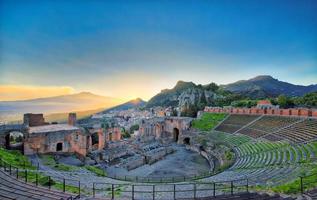 Visualizza di il antico greco Teatro di taormina con etna vulcano