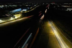 vista aerea notturna delle autostrade britanniche con strade e traffico illuminati. riprese di autostrade riprese con la fotocamera del drone su Milton Keynes e sulle autostrade dell'Inghilterra in una notte buia foto