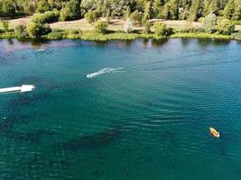 bellissimo aereo di droni telecamera metraggio di volontà lago e parco quale è collocato a Milton keynes, Inghilterra. persone siamo godendo a lago su un' caldo soleggiato giorno di estate foto